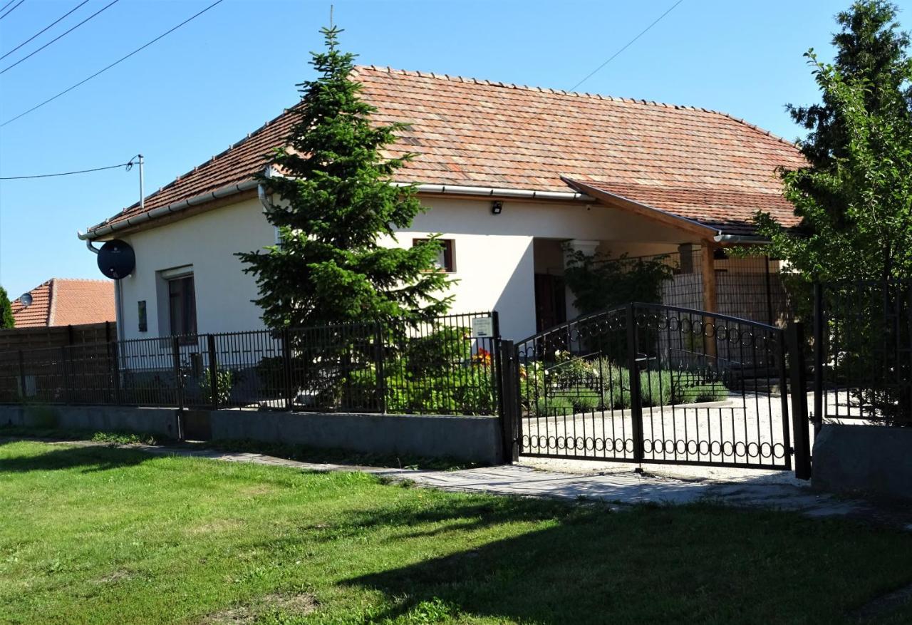 Melody Huis Poroszlo Exterior photo